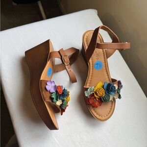 Mariella Tan Floral Wedge Sandals, Made in Italy Size 7.5